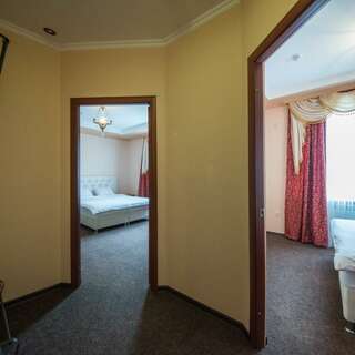 Гостиница Парадиз Горячий Ключ Двухкомнатный семейный с двуспальными или раздельными кроватями-4