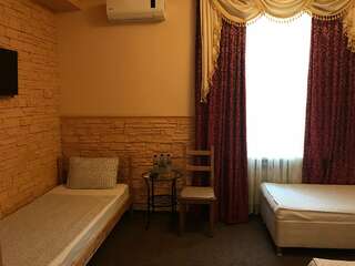 Гостиница Парадиз Горячий Ключ Стандартный трехместный номер-1