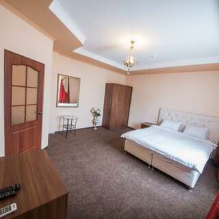 Гостиница Парадиз Горячий Ключ Двухкомнатный семейный с двуспальными или раздельными кроватями-1